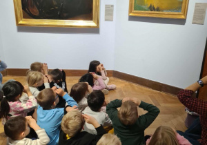 Dzieci oglądają obrazy w Muzeum Narodowym