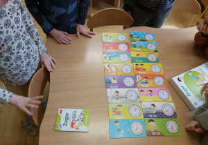 Dzieci grają w grę edukacyjną pt. Zegary