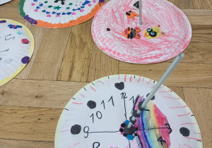 Zegary słoneczne - prace techniczne wykonane przez dzieci